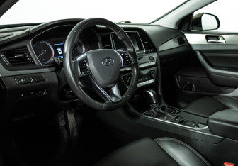 Подержанный автомобиль Hyundai Sonata 2017 года (11 фото)