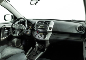 Подержанный автомобиль Toyota RAV4 2008 года (9 фото)