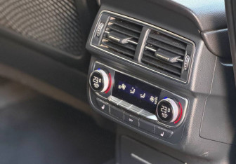 Подержанный автомобиль Audi Q7 2016 года (31 фото)