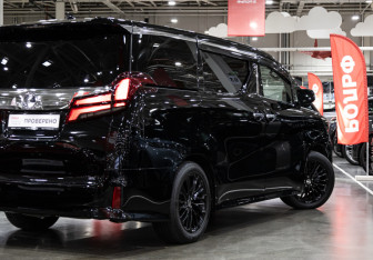 Подержанный автомобиль Toyota Alphard 2018 года (7 фото)