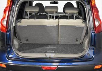 Подержанный автомобиль Nissan Note 2006 года (17 фото)