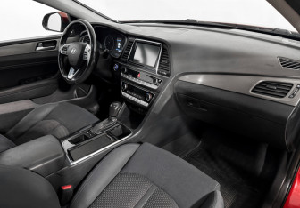 Подержанный автомобиль Hyundai Sonata 2018 года (13 фото)