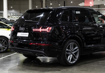 Подержанный автомобиль Audi Q7 2018 года (8 фото)