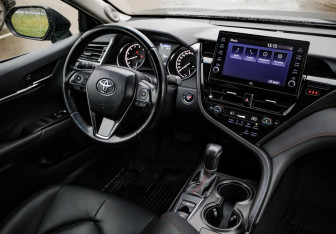 Подержанный автомобиль Toyota Camry Sedan 2021 года (10 фото)