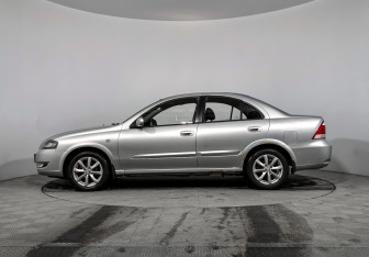 Подержанный автомобиль Nissan Almera Classic 2010 года (8 фото)
