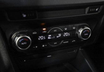 Подержанный автомобиль Mazda 3 Sedan 2014 года (15 фото)