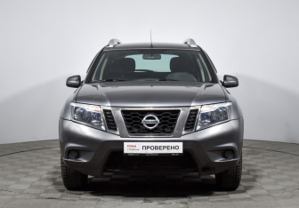 Подержанный автомобиль Nissan Terrano 2015 года (2 фото)