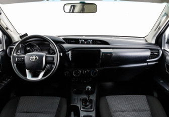 Подержанный автомобиль Toyota Hilux 2022 года (10 фото)