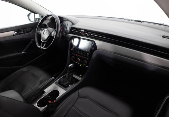 Подержанный автомобиль Volkswagen Passat Sedan 2020 года (18 фото)