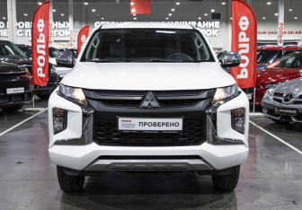 Подержанный автомобиль Mitsubishi L200 2022 года (4 фото)