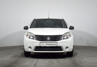 Подержанный автомобиль Renault Sandero 2012 года (2 фото)