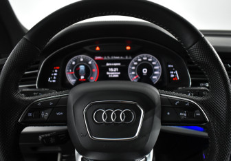Подержанный автомобиль Audi Q8 2019 года (20 фото)