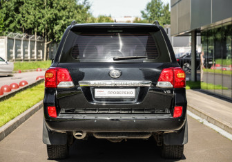 Подержанный автомобиль Toyota Land Cruiser Suv 2013 года (7 фото)