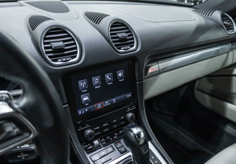 Подержанный автомобиль Porsche Cayman 2018 года (20 фото)