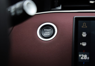 Подержанный автомобиль Land Rover Range Rover Evoque 2024 года (23 фото)