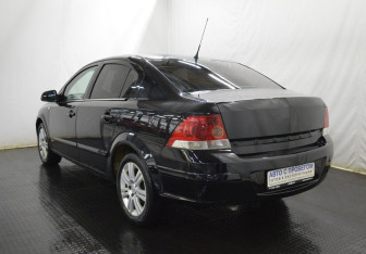 Подержанный автомобиль Opel Astra Sedan 2010 года (7 фото)