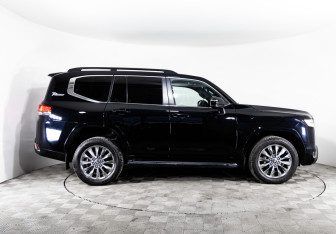 Подержанный автомобиль Toyota Land Cruiser Suv 2021 года (4 фото)