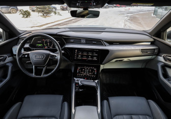 Подержанный автомобиль Audi e-tron Sportback 2021 года (12 фото)
