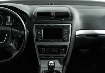 Подержанный автомобиль Skoda Octavia Liftback 2010 года (14 фото)