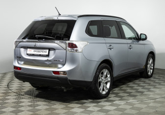 Подержанный автомобиль Mitsubishi Outlander 2013 года (5 фото)