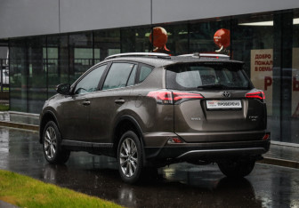 Подержанный автомобиль Toyota RAV4 2017 года (8 фото)