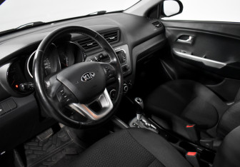Подержанный автомобиль Kia Rio Hatchback 2015 года (9 фото)