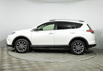 Подержанный автомобиль Toyota RAV4 2016 года (8 фото)