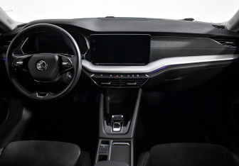 Подержанный автомобиль Skoda Octavia Liftback 2021 года (14 фото)