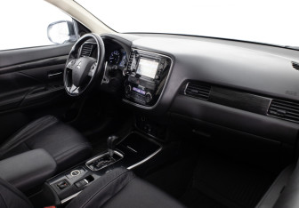 Подержанный автомобиль Mitsubishi Outlander 2017 года (11 фото)