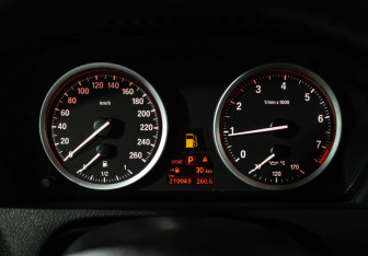 Подержанный автомобиль BMW X6 2009 года (12 фото)