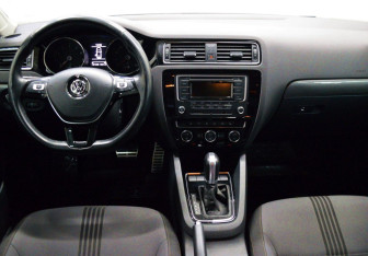 Подержанный автомобиль Volkswagen Jetta Sedan 2016 года (14 фото)