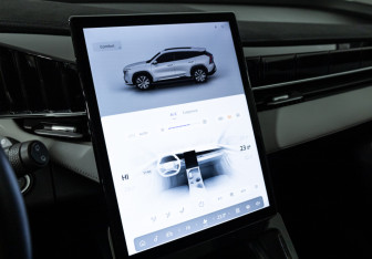 Подержанный автомобиль Geely Atlas 2023 года (16 фото)