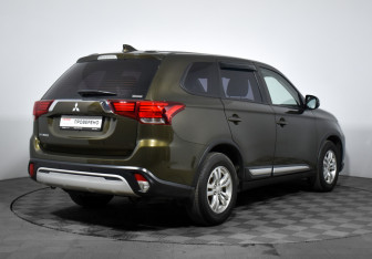 Подержанный автомобиль Mitsubishi Outlander 2020 года (5 фото)
