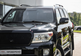 Подержанный автомобиль Toyota Land Cruiser Suv 2013 года (2 фото)