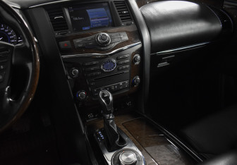 Подержанный автомобиль Infiniti QX56 2011 года (26 фото)