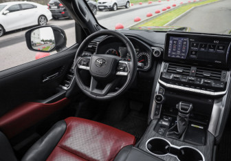 Подержанный автомобиль Toyota Land Cruiser Suv 2021 года (12 фото)