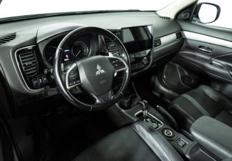 Подержанный автомобиль Mitsubishi Outlander 2014 года (11 фото)