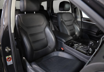 Подержанный автомобиль Volkswagen Touareg 2012 года (22 фото)