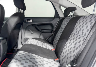 Подержанный автомобиль Ford Focus Sedan 2006 года (12 фото)