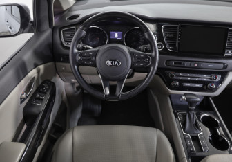 Подержанный автомобиль Kia Carnival 2018 года (10 фото)
