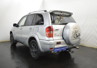 Подержанный автомобиль Toyota RAV4 2001 года (7 фото)