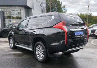 Подержанный автомобиль Mitsubishi Pajero Sport 2017 года (6 фото)