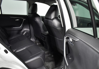 Подержанный автомобиль Toyota RAV4 2019 года (12 фото)