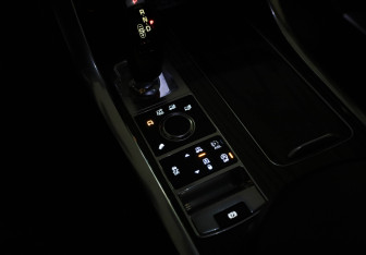 Подержанный автомобиль Land Rover Range Rover Sport 2015 года (18 фото)