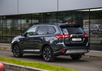 Подержанный автомобиль Mitsubishi Outlander 2021 года (8 фото)