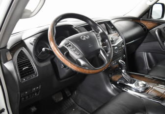 Подержанный автомобиль Infiniti QX56 2011 года (9 фото)