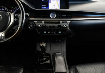 Подержанный автомобиль Lexus ES 2013 года (11 фото)