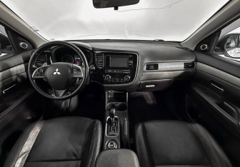 Подержанный автомобиль Mitsubishi Outlander 2013 года (14 фото)