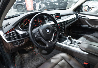 Подержанный автомобиль BMW X5 2015 года (15 фото)