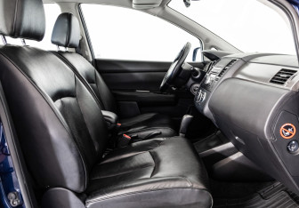 Подержанный автомобиль Nissan Tiida Hatchback 2008 года (15 фото)
